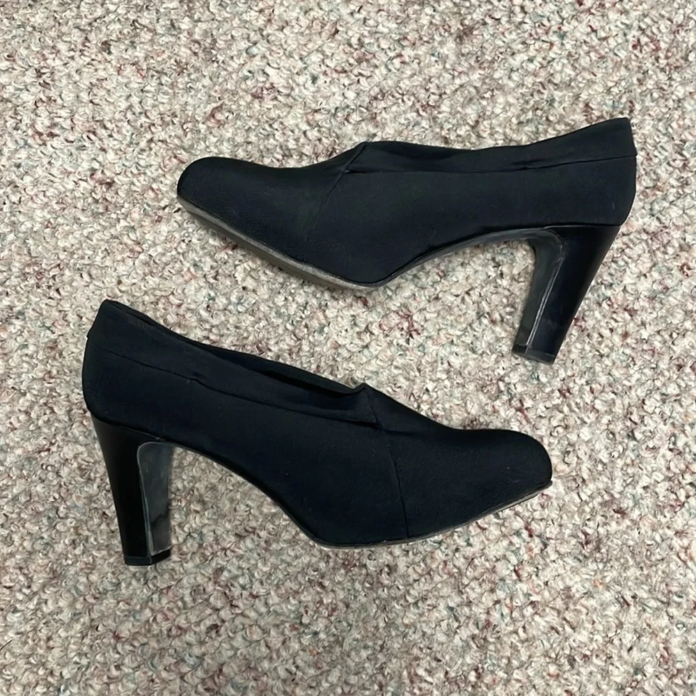 Eileen fisher elastic top heels with cut out - Picture 4 of 8